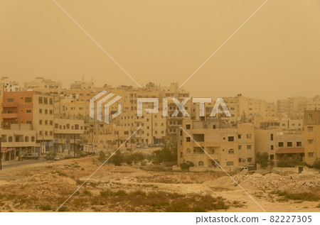 [Jordan] Zarqa, a cityscape brown and hazy with dust 82227305