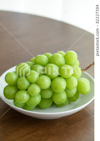 Ripe large grain Shine Muscat 82227384