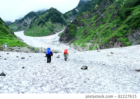 Climbers climbing from Hakuba Taisetsukei Climbers climbing from Hakuba Taisetsukei 82227615