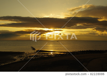 Ariake Sea Dawn and Sunbeams Ariake Sea Dawn and Sunbeams 82228086