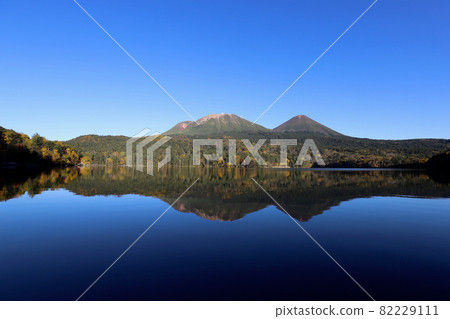Onneto in autumn colors with upside-down Mt. Meakan reflected on the surface of the lake 82229111
