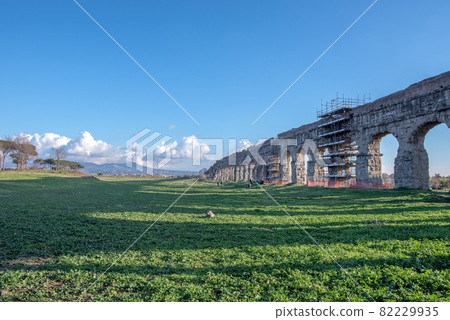 Ancient Roman aqueduct 82229935