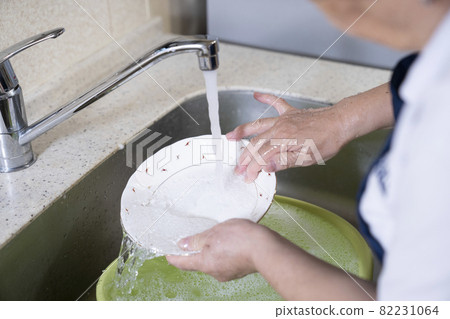 家庭主婦的手洗碗 82231064