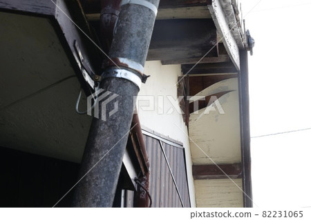 屋頂的背面，屋簷（屋簷的背面）由於強風和惡化而剝落。 82231065