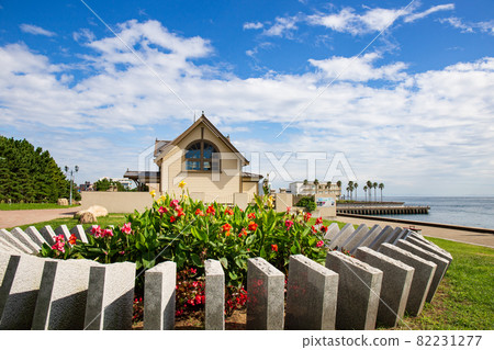 Former Muto Yamaji Residence in Kobe Maiko Park seen through the flowerbed 82231277