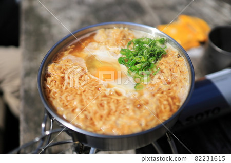 Instant noodles made by mountain climbing 82231615