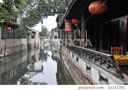 中國，江蘇省，錦溪鎮，運河沿岸茶館，拱廊，水鄉，古鎮（古鎮風光迷人的小鎮） 82231765