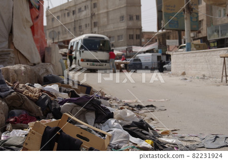 [Jordan] Zarqa, garbage piled up on the street corner 82231924