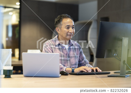 A man in his 60s working on a computer Photo cooperation: WEEK Shibadaimon (Sun Frontier Fudousan) 82232026
