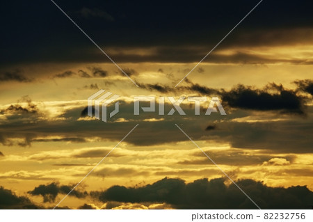 初秋的早晨天空，晨光照亮的雲彩 82232756