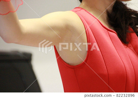 在女人的腋下 82232896