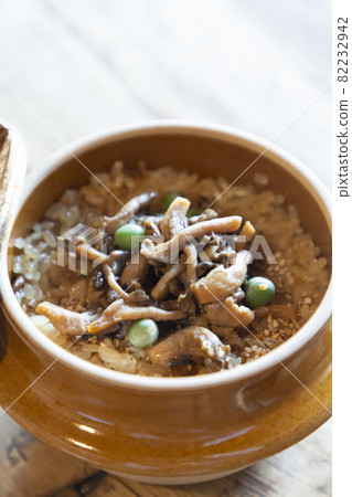 [Japanese food] Shimeji kamameshi 82232942