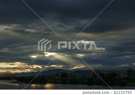 初秋的早晨天空,晨光照亮的雲彩 初秋的早晨天空,晨光照亮的雲彩 82233793