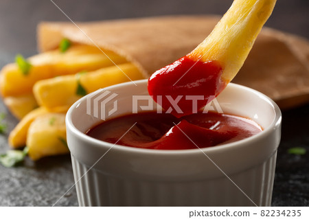 將炸薯條放在番茄醬上 將炸薯條放在番茄醬上 82234235