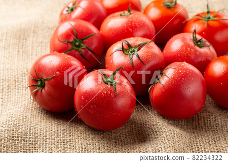 新鮮的西紅柿 82234322