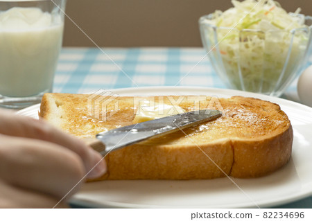 Butter that melts with toast. Breakfast, bread, etc. Butter that melts with toast. Breakfast, bread, etc. 82234696