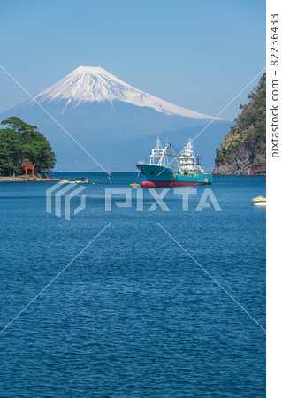 [Mt. Fuji, Heda, Numazu City and Moroguchi Shrine Torii at Toda Port] 82236433