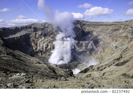 Asoyama crater (Aso City, Kumamoto Prefecture), a tourist spot where you can observe active volcanoes up close Asoyama crater (Aso City, Kumamoto Prefecture), a tourist spot where you can observe active volcanoes up close 82237492