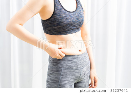 擔心腹部脂肪的女性 82237641