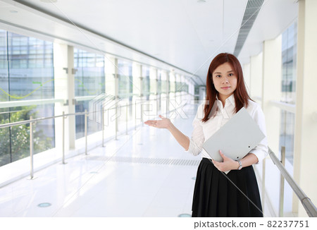 office lady in workplace 82237751