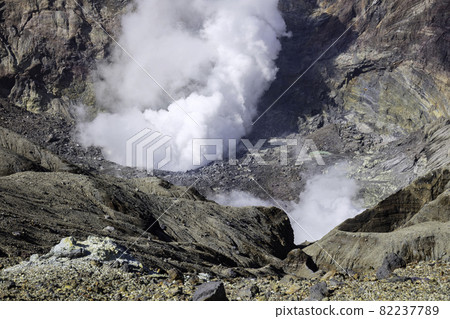 阿蘇山火山口（熊本縣阿蘇市）是可以近距離觀察活火山的旅遊景點 82237789