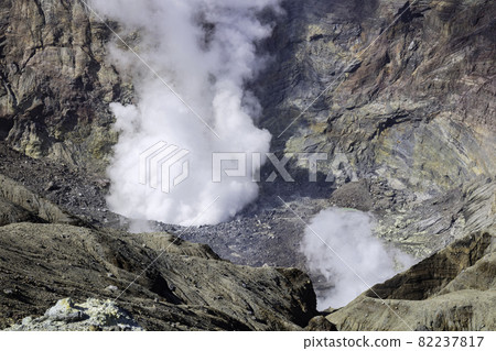 阿蘇山火山口(熊本縣阿蘇市)是可以近距離觀察活火山的旅遊景點 阿蘇山火山口(熊本縣阿蘇市)是可以近距離觀察活火山的旅遊景點 82237817