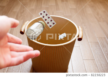 Throw the medicine you no longer need into the trash 82238223