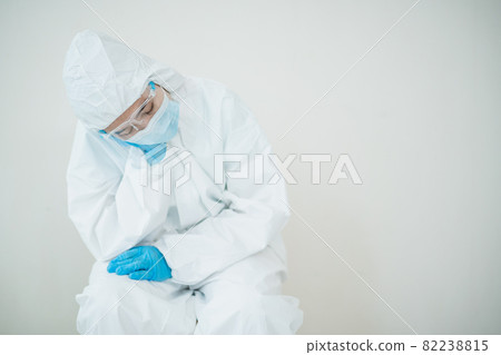 Medical staff feels tired. 82238815