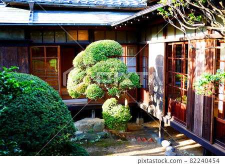 日式木屋、日式房間和松樹日本庭園的景色 82240454