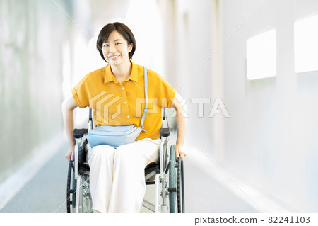 Female business woman in a wheelchair 82241103