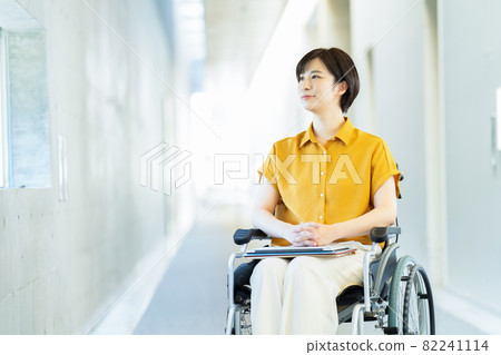 Female business woman in a wheelchair 82241114