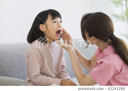 向牙科工作人員張開嘴的女孩兒科牙科 82241268