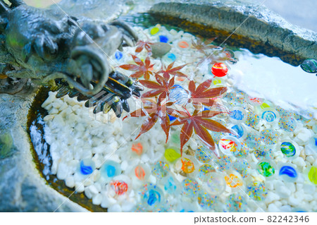 Flower hand water and marbles 82242346