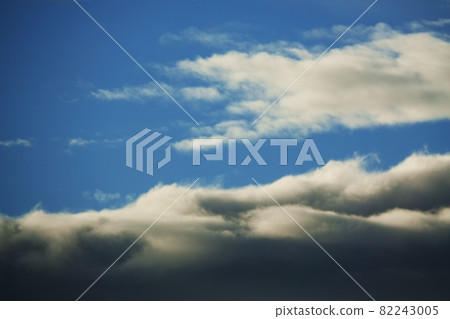 Morning sky in early autumn・Clouds illuminated by the morning sun・210908am 82243005