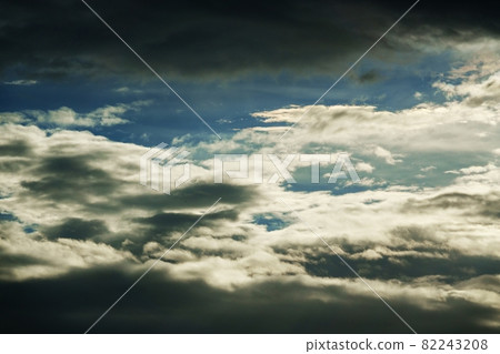 Morning sky in early autumn・Clouds illuminated by the morning sun・210908am 82243208