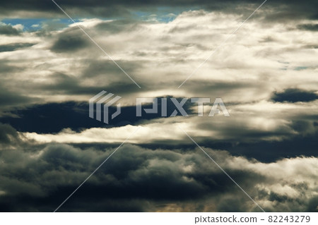 Morning sky in early autumn・Clouds illuminated by the morning sun・210908am 82243279