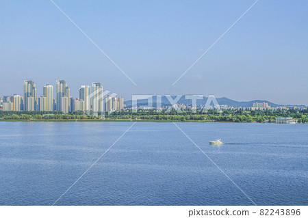 漢江遊船駛向半坡漢江公園 82243896