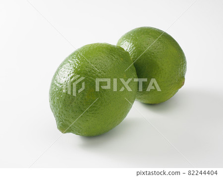 白色背景的石灰 82244404