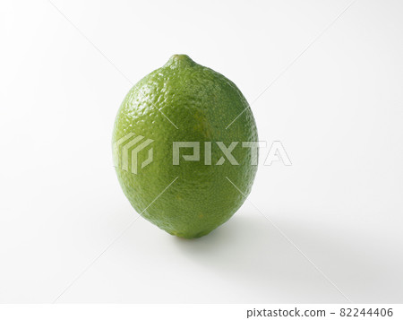 白色背景的石灰 82244406