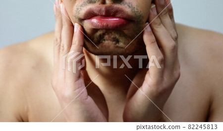 留著濃密鬍鬚和憂慮的日本人 82245813