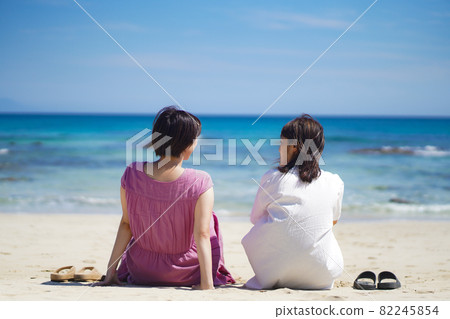 在沙灘上說話的女人 在沙灘上說話的女人 82245854