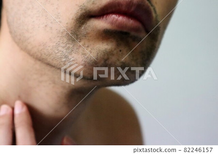 一個留著硬毛鬍子的日本男人的特寫 82246157