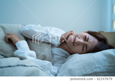 Middle-aged woman who can't sleep 82247679