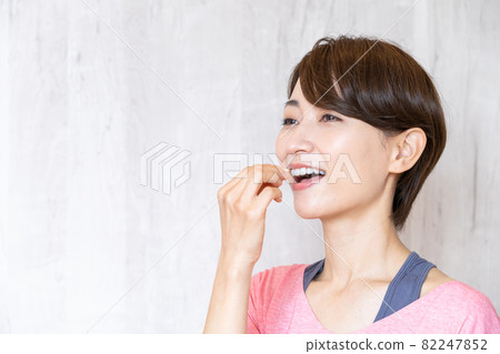 中年女性喝補品 82247852