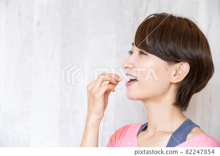 Middle women drinking supplements 82247854