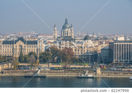 Budapest Hungary, city skyline at St. Stephen's Basilica 82247998