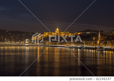 Danube river and illuminated historic boildings at night in Budapest, Hungary 82248147