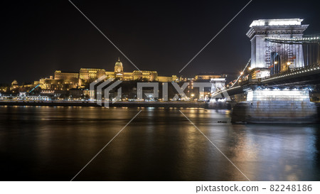 Night view of the Szechenyi Chain Bridge is a suspension bridge that spans the River Danube between Buda and Pest. 82248186