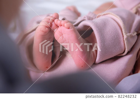 Newborn heel prick test and lood puncture. Newborn heel prick test and lood puncture. 82248232