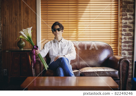 與花的男性畫象 與花的男性畫象 82249246